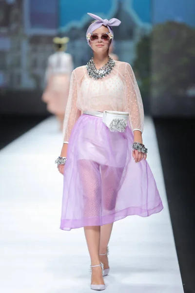 Model Wyświetla Nowe Stworzenie Oasis Pokaz Mody Podczas Shanghai Fashion — Zdjęcie stockowe