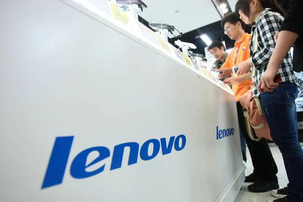 Datei Chinesische Kunden Testen Lenovo Handys Einem Laox Flagship Store — Stockfoto