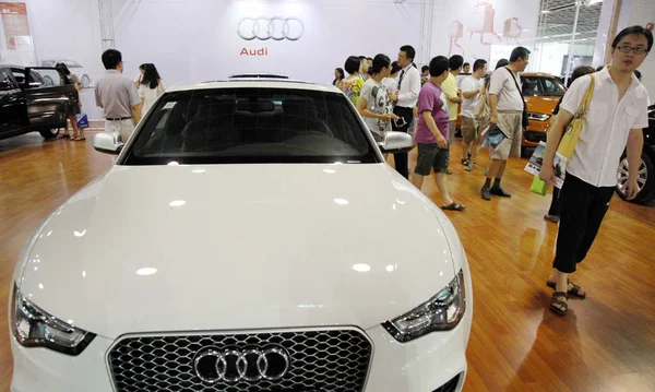Besökare Audi Bilar Displayen Bilutställning Nanjing City Östra Kinas Jiangsu — Stockfoto