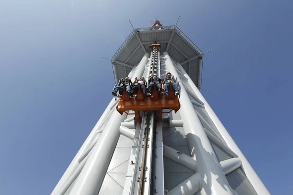 訪問者は 中国南部広東省の広州タワーで一般公開されたばかりの世界最高のジャンプマシンを体験します 2012 — ストック写真