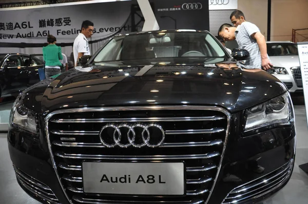 Chinese Bezoekers Kijken Naar Een Audi A8L Tijdens Een Auto — Stockfoto
