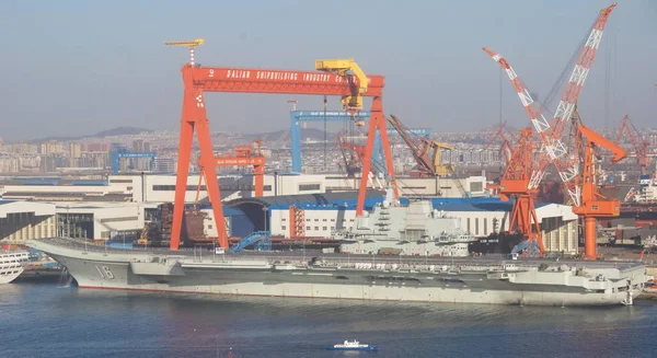 Chinas Eerste Vliegdekschip Liaoning Zien Haven Van Dalian Noordoostelijke Chinas — Stockfoto