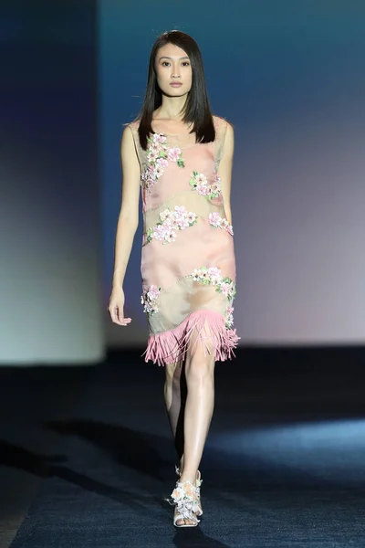 モデルは 2014 上海に上海ロンドンファッションウィークの春 2015 年中にアルベルタのファッションショーで新しい創造を表示します — ストック写真