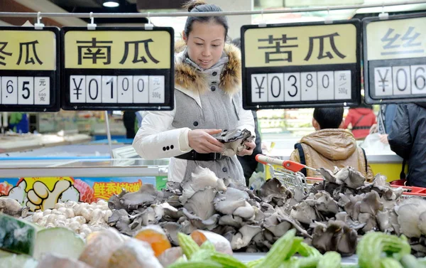 Cliente Chino Compra Hongos Supermercado Ciudad Handan Provincia Hebei Norte — Foto de Stock
