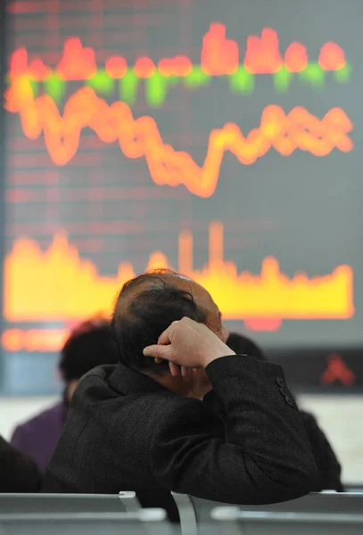 懸念する中国の投資家は 東中国安徽州 Fuyang 市の株式仲買会社で株式の価格を見て 2013 月13日 — ストック写真