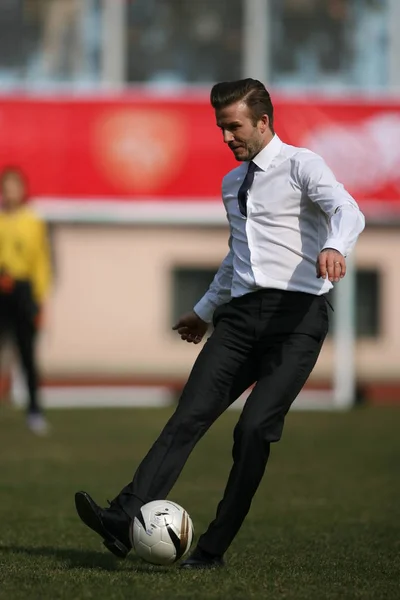 Superstar Sepak Bola Inggris David Beckham Bermain Sepak Bola Lapangan — Stok Foto
