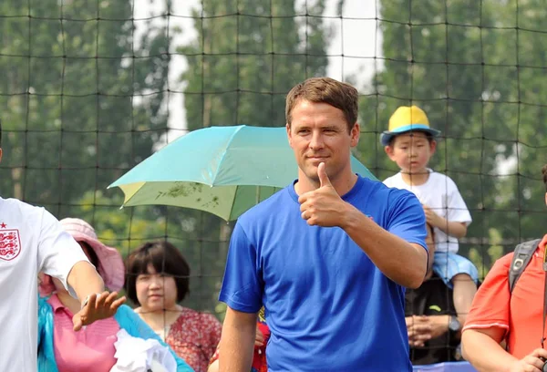 English Soccer Star Michael Owen Center Shows Thumb Watches Directs — 图库照片