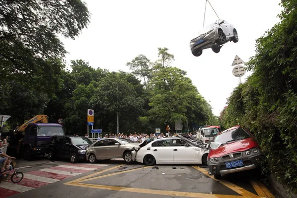 Todoterreno Volvo Está Siendo Levantado Por Una Grúa Una Pila — Foto de Stock