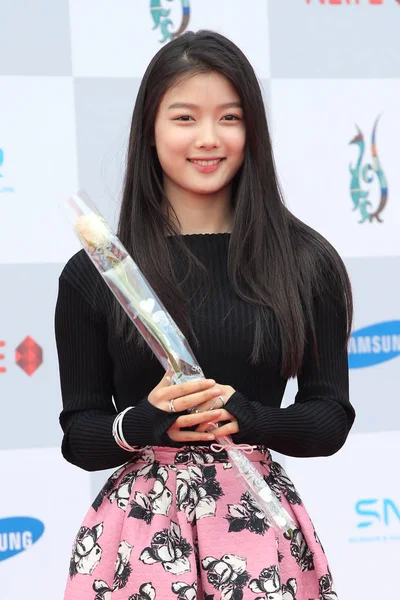 Den Sørkoreanske Skuespillerinnen Kim Yoo Jung Poserer Den Røde Løperen – stockfoto