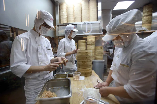 Kinesiska Anställda Gör Xiaolongbao Ett Slags Kött Dumplings Din Tai — Stockfoto