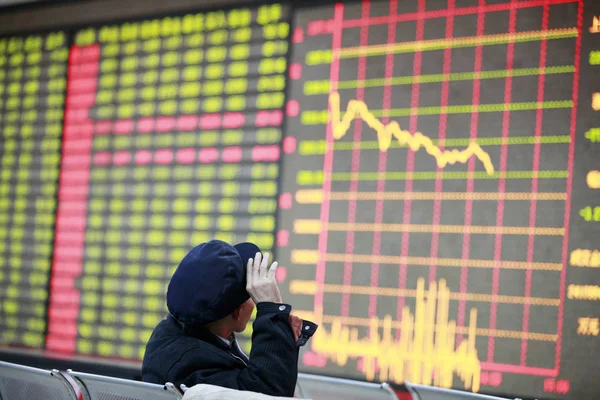 Investitore Cinese Guarda Prezzi Delle Azioni Rosso Aumento Dei Prezzi — Foto Stock