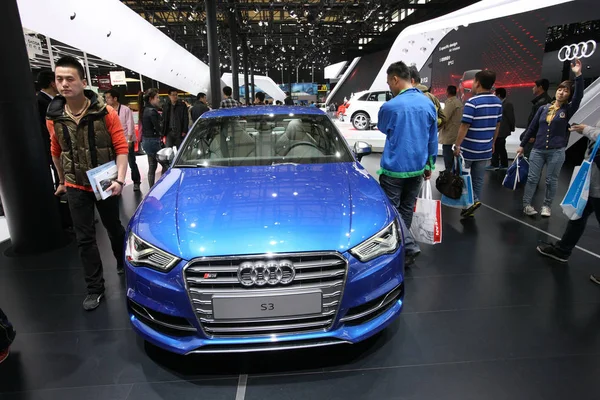 Les Visiteurs Regardent Une Audi Lors 15E Salon International Industrie — Photo