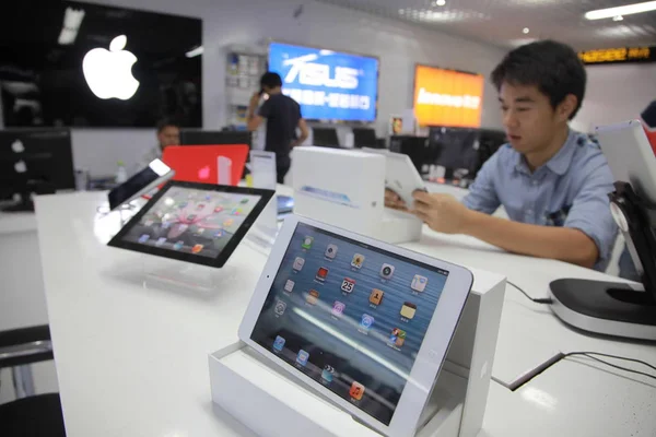 Cliente Experimenta Tablet Ipad Uma Loja Autorizada Apple Cidade Haikou — Fotografia de Stock