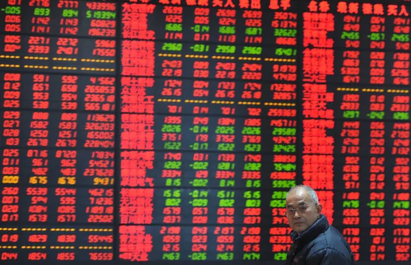 Een Chinese Investeerder Loopt Langs Een Scherm Weergeven Van Prijzen — Stockfoto