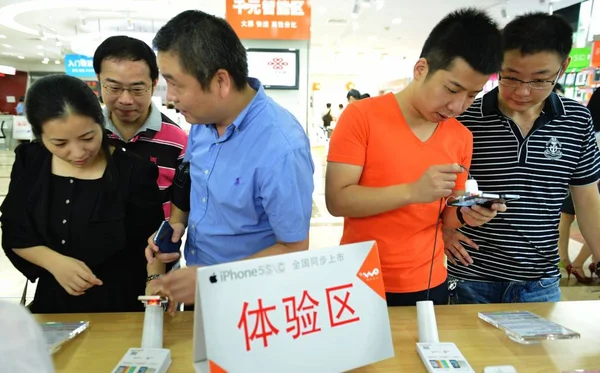 Customers Try Out Iphone Smartphones Apple Store Shanghai China December — Stock Photo, Image
