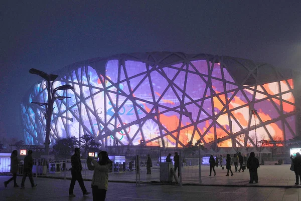 2014 北京オリンピック グリーンで新年のカウント ダウンの準備に国民の競技場として知られている鳥の巣はライトアップされ — ストック写真