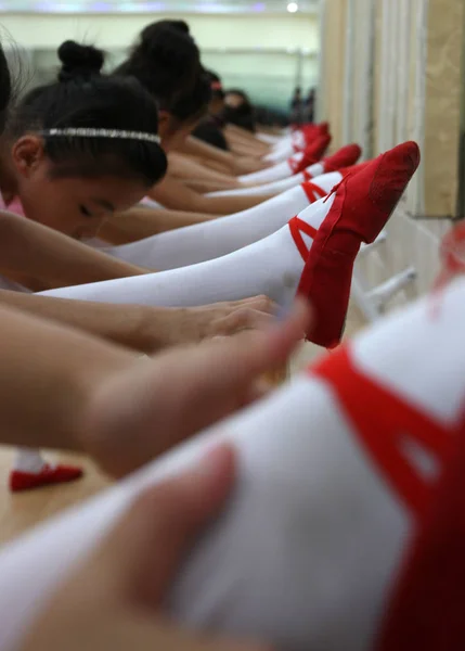 Meninas Chinesas Dobrar Seus Corpos Esticar Pernas Balé Barre Para — Fotografia de Stock