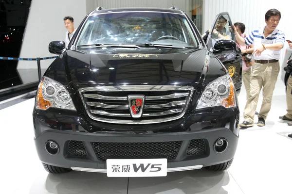 Visitatori Cinesi Vedono Roewe Saic Motor Durante 2014 Pudong International — Foto Stock