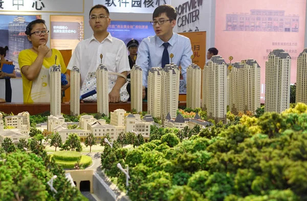 Chinese Homebuyers Look Models Residential Apartment Buildings Real Estate Fair — Stock Photo, Image