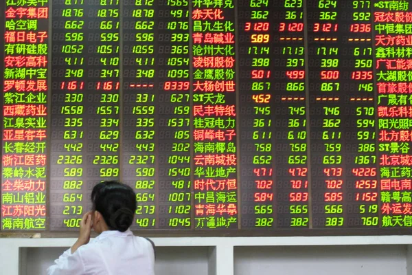 Egy Kínai Befektető Ellenőrzése Árak Részvények Piros Árak Emelkedése Alacsony — Stock Fotó