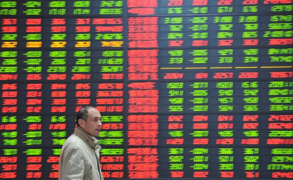 Китайський Інвестор Дивиться Ціни Акцій Червоний Підвищення Цін Фондових Брокерських — стокове фото