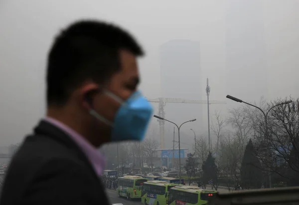 Ein Fußgänger Mit Gesichtsmaske Geht Dichten Smog Über Eine Fußgängerbrücke — Stockfoto