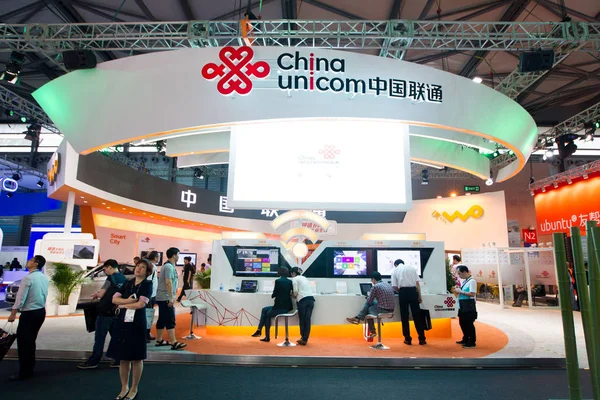 Emberek Látogatása Stand Kína Unicom Alatt 2013 Mobile Asia Expo — Stock Fotó