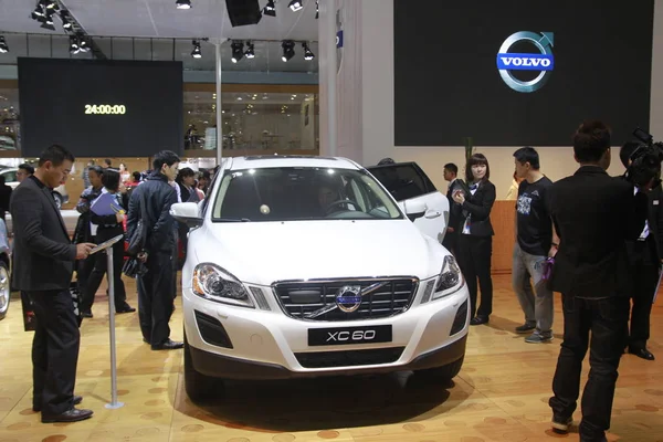 Visitantes Olham Para Volvo Xc60 Durante 10Th China Guangzhou International — Fotografia de Stock