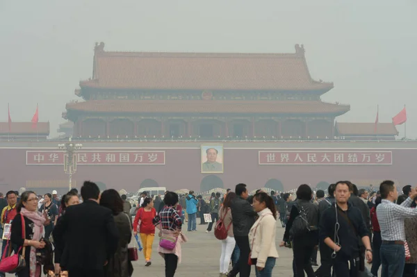 Des Touristes Visitent Place Tian Anmen Dans Smog Intense Pékin — Photo