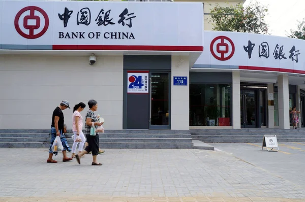 Gyalogosok Séta Múltban Fióktelepe Bank China Boc Huaibei Város Kelet — Stock Fotó