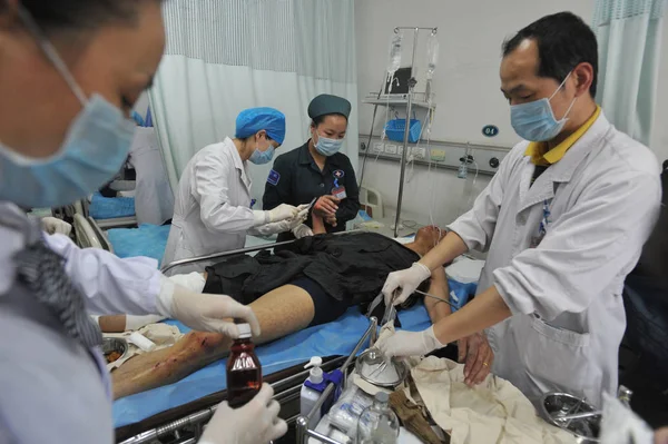 中国の医者の治療 2013 日北東中国遼寧省 瀋陽市の病院で飛行機の墜落事故で負傷した乗務員 — ストック写真