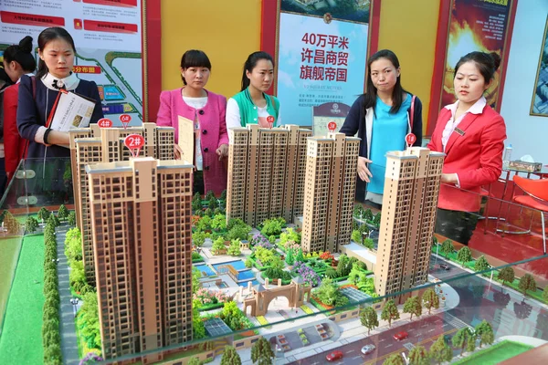 Kínai Homebuyers Pillantást Lakhatási Modellek Egy Lakossági Lakás Projekt Egy — Stock Fotó