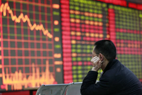 懸念される中国人投資家は Huaibei 市の株式仲買家 東中国安徽州 3月18日2013にある証券会社で株式の価格を調べます — ストック写真