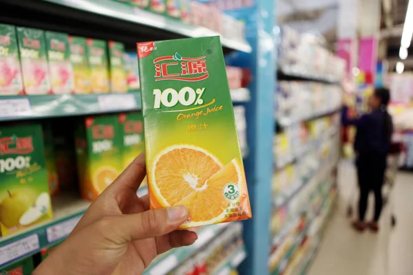Ügyfél Vásárol Egy Doboz Huiyuan Narancslé Egy Szupermarket Rizhao Város — Stock Fotó