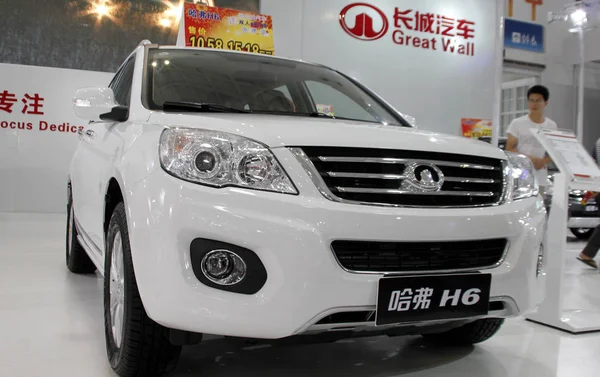 Visitante Mira Haval Great Wall Motors Durante Una Exposición Automóviles — Foto de Stock