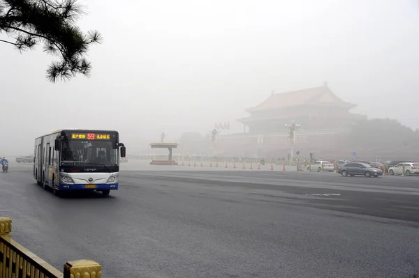 Vehículos Circulan Por Avenida Chang Con Mucho Smog Beijing China — Foto de Stock