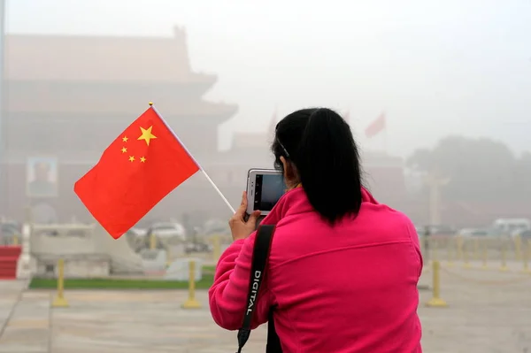 Turist Tar Bilder Tian Anmen Square Heavy Smog Peking Kina — Stockfoto