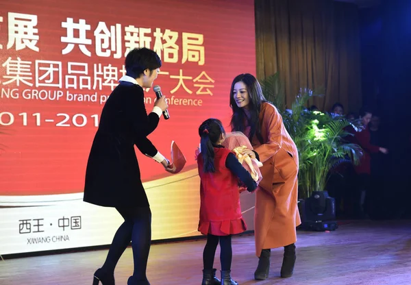 Китайська Актриса Чжао Вей Праворуч Отримує Букет Квітів Від Молодої — стокове фото