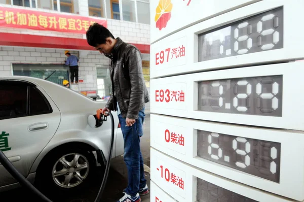 Ein Chinesischer Fahrer Betankt Sein Auto Einer Tankstelle Von Petrochina — Stockfoto