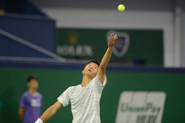 中国の呉ディは 2014年上海マスターズ テニス大会中国 上海市に 2014 日の間にドイツのフロリアン メイヤーに対して 男子シングルス 回戦で提供しています — ストック写真