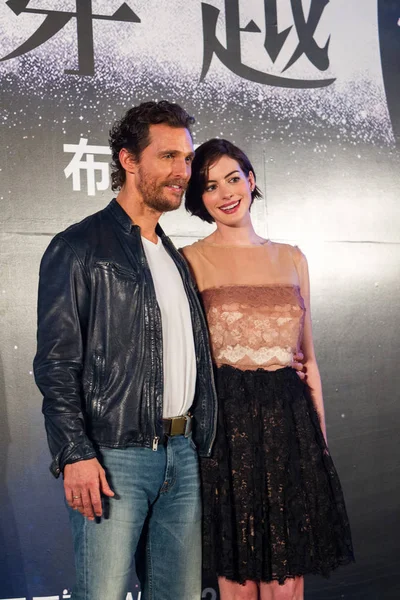 Actor Estadounidense Matthew Mcconaughey Izquierda Actriz Anne Hathaway Posan Durante — Foto de Stock