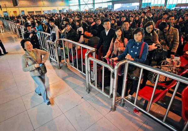 Pasajero Chino Pasa Por Delante Una Multitud Otros Esperando Check —  Fotos de Stock