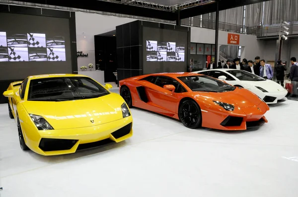 Los Visitantes Miran Los Coches Deportivos Lamborghini Durante Una Exposición — Foto de Stock