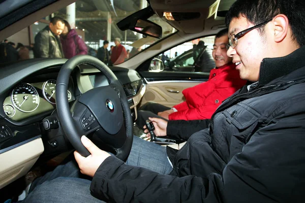 Visitantes Experimentar Carro Bmw Durante Show Automóveis Cidade Weifang Leste — Fotografia de Stock