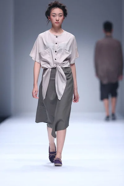 モデルは 2014 上海に上海ロンドンファッションウィークの春 2015 年の間に Guangyu クロックス ファッションショーで新しい創造を表示します — ストック写真