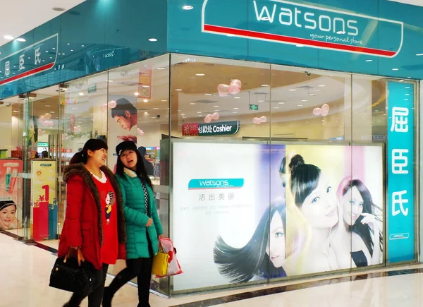 Clientes Passam Por Uma Loja Watsons Shopping Center Cidade Yichang — Fotografia de Stock