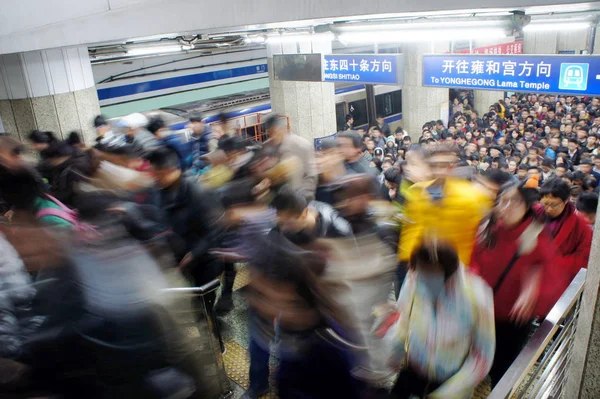 Pasajeros Abarrotan Una Estación Metro Beijing China Diciembre 2013 — Foto de Stock