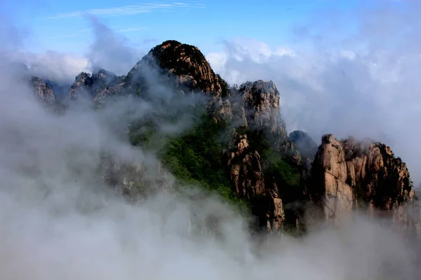 Dicas Montanha São Vistas Subindo Acima Nuvens Encantadoras Ponto Cênico — Fotografia de Stock