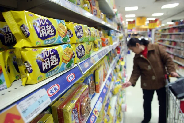 Egy Vásárló Vásárol Tuc Kekszet Kraft Foods Egy Szupermarket Shanghai — Stock Fotó