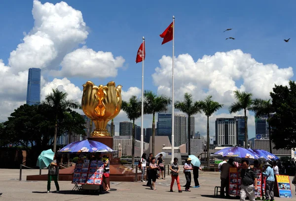 Άνθρωποι Επισκέπτονται Την Πλατεία Golden Bauhinia Στο Wan Chai Χονγκ — Φωτογραφία Αρχείου